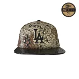 Gorro New Era 59Fifty de los Los Angeles Dodgers, con diseño camuflado en tonos marrón, beige y negro. Visera plana de charol negro y logo del equipo bordado en el frente.
