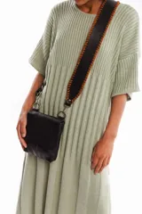 Bandolera azul de cuero vacuno con correa trenzada hecha a mano, forro interior y cierre con broche imán.