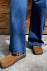 Pantalón de jean azul oscuro, corte wide leg y tiro medio alto.