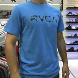 Remera azul con estampado floral en el logo de RVCA.