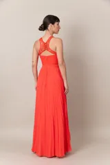 Vestido largo de fiesta color rojo, con falda plisada de gasa y corset de encaje.