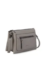 Bandolera de tamaño mediano en color gris, confeccionada en símil cuero con textura granulada. Presenta un bolsillo frontal con cierre, herrajes metálicos oscuros y correa ajustable y desmontable.