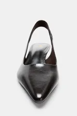 Zapato destalonado de tacón kitten fino, con acabado en punta y tira trasera elástica.