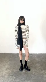 Minifalda ajustada al cuerpo, con estampado de rayas horizontales en blanco y negro.