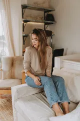 Remera manga larga color verde seco, de corte recto y cuello redondo.