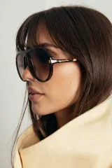Lentes de sol con armazón estilo aviador en carey marrón y cristales degradados. Cuentan con protección UV400 y están fabricados en policarbonato.