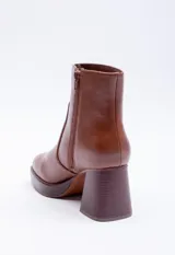 Bota de caña media color negro, con plataforma y taco alto cuadrado.