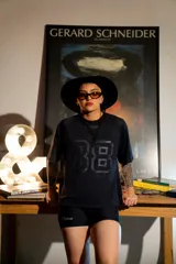 Remera boxy negra de algodón elastizado con estampado del número 88 en el frente. Diseño holgado y mangas cortas.