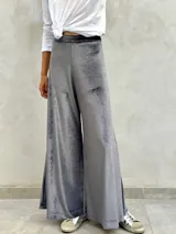 Pantalón de terciopelo azul grisáceo, de corte palazzo y tiro alto.