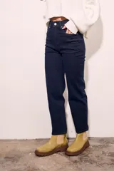 Pantalón de jean de tiro medio, color azul oscuro, corte recto y cinco bolsillos.