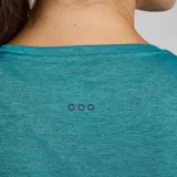 Remera Saucony de dama color turquesa, de corte clásico y mangas cortas.