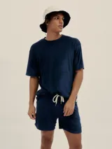 Shorts de toalla celeste con cintura elástica y cordón ajustable.