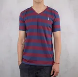 Remera de mangas cortas con cuello en V y diseño a rayas horizontales en azul y bordó.
