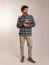 Camisa a cuadros verde, azul y gris, de corte regular fit y manga larga.