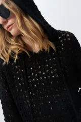 Canguro calado color crema, de manga larga con capucha y cordones.