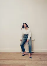 Jeans de corte mom-fit con tiro alto, confeccionados en tejido de algodón estilo vaquero. Presentan diseño de cinco bolsillos, cierre de cremallera con botón y trabillas en la cintura.