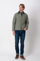 Campera verde militar capitoneada con cuello de pana, cierre con botones a presión, bolsillos laterales y un bolsillo plaque en el pecho.