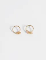 Par de caravanas doradas con forma de aro, del que cuelgan múltiples argollas pequeñas. Cierre de tuerca a presión.