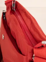 Bandolera color marrón claro de nylon con correa regulable, tres compartimentos, un bolsillo interno y dos bolsillos laterales con elástico.