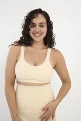 Sujetador moldeador sin aros color beige.