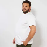 Remera blanca de algodón, corte clásico y cuello redondo.
