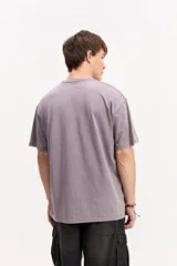 Remera lisa de manga corta con fit oversize y efecto acid wash, color lila.