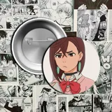 Pin metálico con ilustración de personajes de DanDaDan besándose.