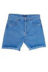 Bermuda de jean azul claro, 100% algodón, con cinco bolsillos y botones color cobre.