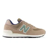 Championes urbanos New Balance modelo 574, color beige con detalles en verde y azul, confeccionados en gamuza y malla, con logo "N" característico en los laterales y entresuela ENCAP.