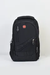 Mochila negra con logo de cruz suiza en el frente. Tiene siete bolsillos, compartimento para notebook, entrada USB y entrada para auriculares.