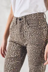 Pantalón de jean con estampado animal print, tiro medio y corte flare.