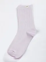 Pack de tres pares de medias acanaladas de algodón en colores pastel: celeste, lila y beige.