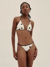 Bikini de cobertura media con estampado de cebras, tiras finas regulables y forro de poliamida.