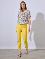 Pantalón recto amarillo en gabardina elastizada, marca Zac & Rachel. Pretina ancha con faja interna modeladora. Delantera con bolsillos simulados. Trasera con bolsillos ojal.