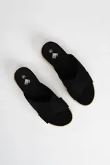 Sandalias negras con plataforma de yute y tiras cruzadas.