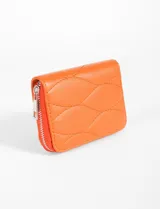 Billetera pequeña color naranja con diseño matelaseado y cierre de cremallera.