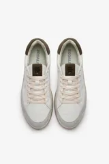 Zapatillas Ecoalf modelo Aral, color blanco con detalles en gris y burdeos. Fabricadas con PIÑATEX®, una alternativa vegana al cuero hecha de fibra de hoja de piña.