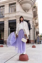 Pollera larga plisada de tul color lavanda, con cintura elástica.