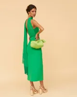 Vestido midi verde esmeralda de fiesta, con escote asimétrico y chal drapeado al cuello.
