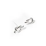 Par de caravanas plateadas con forma de nudo marinero.