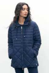 Campera azul marino con diseño capitoneado de rombos, cierre frontal con cremallera y capucha.