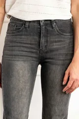Pantalón de jean gris oscuro, de corte recto y tiro medio.