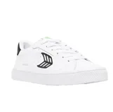 Championes urbanos Cariuma modelo Salvas, color blanco con detalles en negro.