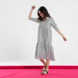 Vestido midi con estampado de círculos concéntricos en azul, beige y blanco, corte holgado y mangas 3/4.