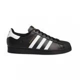 Championes Adidas modelo Superstar ADV, de diseño clásico con exterior de cuero negro, las icónicas tres tiras laterales en blanco y la característica puntera de goma. Incluye el logo Superstar en dorado en el lateral y el logo de la marca en la lengüeta y el talón.