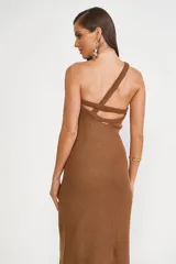 Vestido marrón de tejido de punto, con bretel asimétrico y corte ajustado.