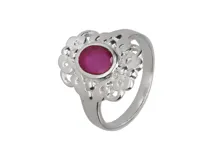 Anillo de plata 925 con raíz de rubí engarzada en un diseño floral.