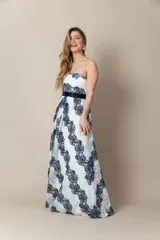 Vestido largo de fiesta blanco con encaje azul, corte strapless y lazo azul en la cintura.