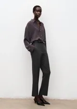Pantalón de vestir gris oscuro con diseño de sutiles rayas verticales, corte recto y bolsillos laterales.