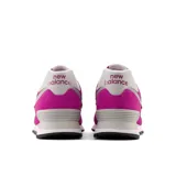 Championes New Balance 574 de gamuza fucsia con detalles en gris y blanco.